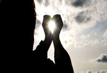 亚星官网：比赛日：萨拉赫创纪录利物浦断崖领跑 马竞翻船皇马追平巴萨.